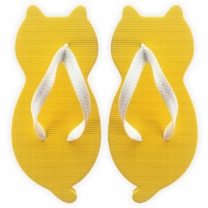 chinelo de gatinho amarelo com formato de gato