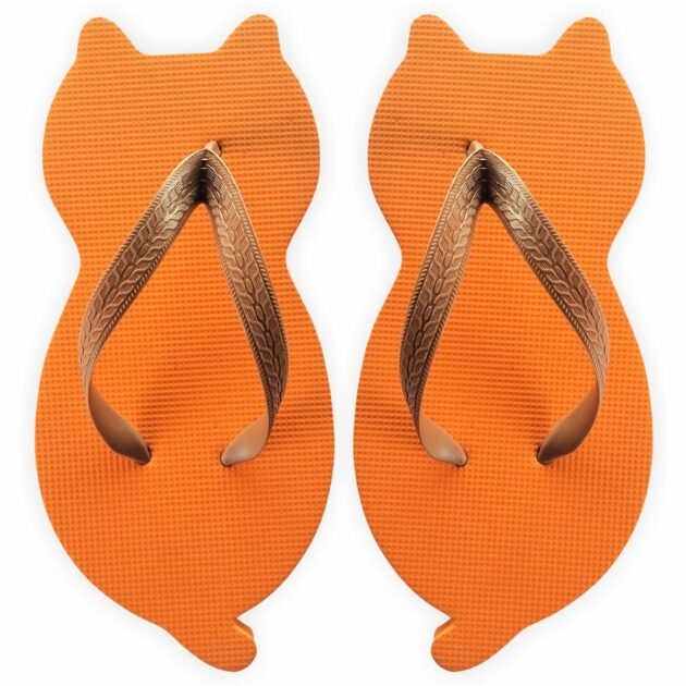 chinelo de gatinho laranja com formato de gato